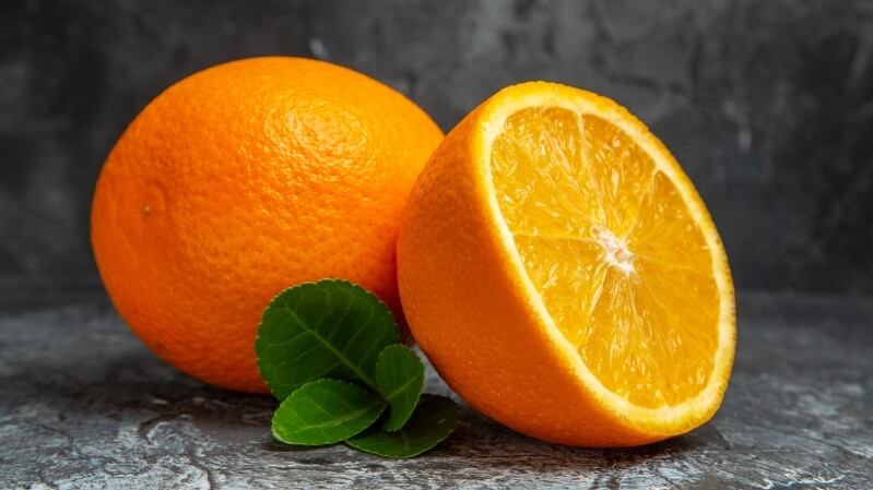 Soczyste pomarańcze - całe i przekrojone