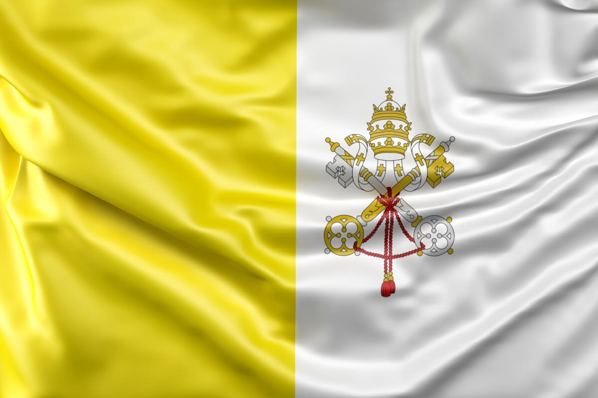 Flaga Watykanu z żółtym i białym pasem oraz herbem papieskim z kluczami św. Piotra i tiarą