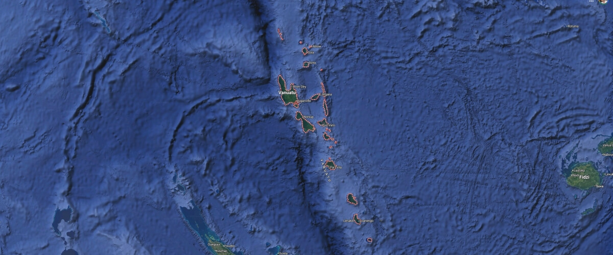 Satelitarna mapa Vanuatu pokazująca archipelag wysp na błękitnym oceanie z zaznaczonymi nazwami miast