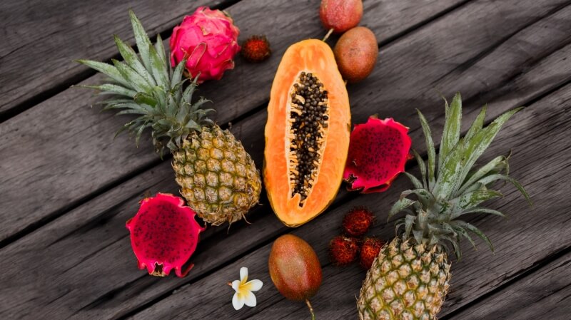 Owoce egzotyczne - kolorowe owoce tropikalne na stole